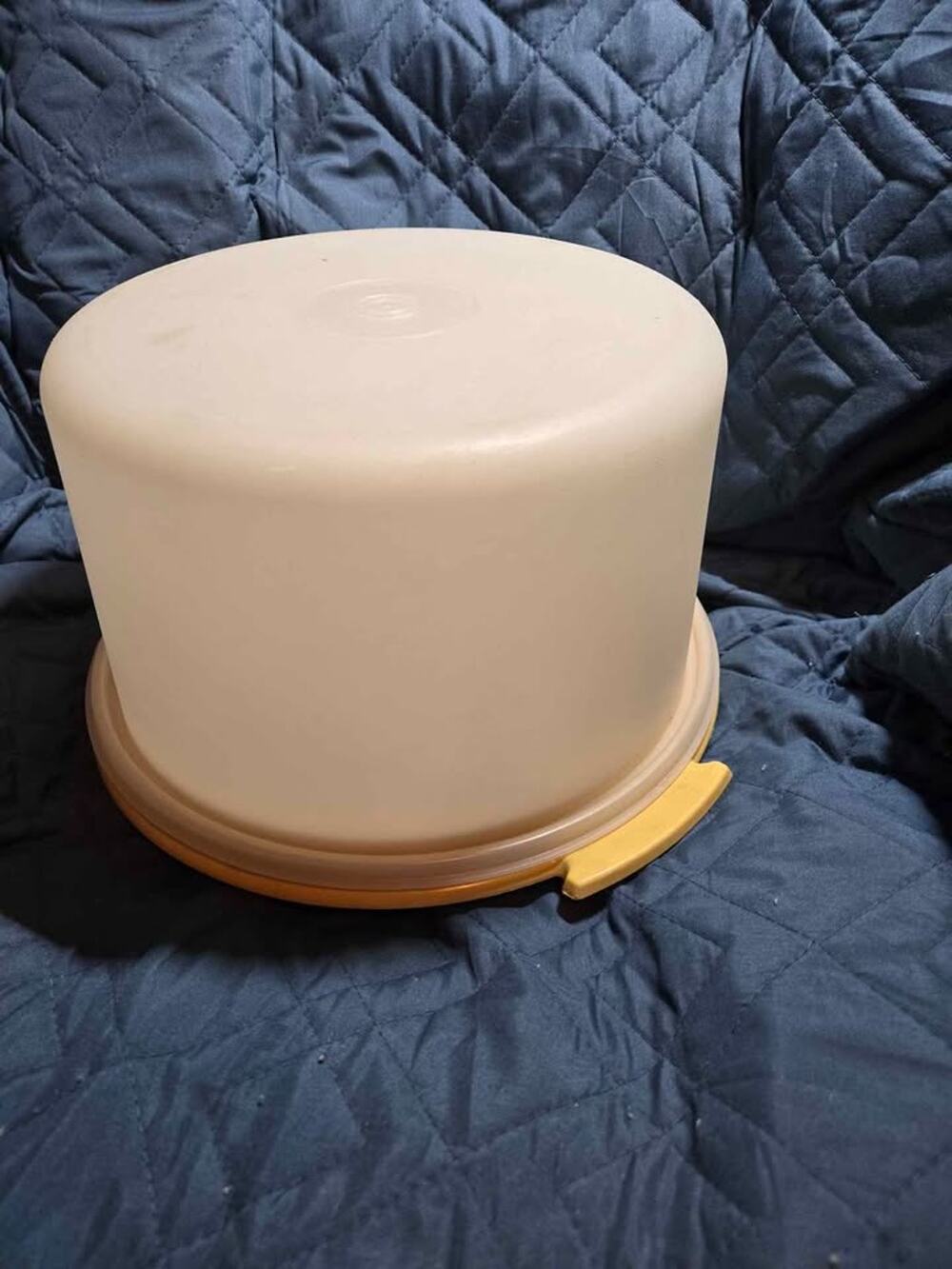 Tupperware Round Cake Taker Carrier Vtg